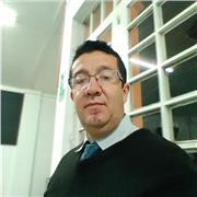 Profesor de sociales y afines da clase a niños jóvenes y adultos