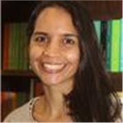 Profesora titulada en Letras, y especializada en Informática Educativa, imparte clases de Literatura en línea a estudiantes internacionales interesados en acceder a las universidades españolas