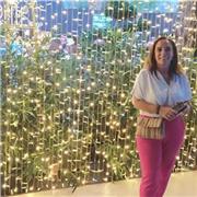 Soy profesora nativa de español. Si te animas a estudiar este idioma, estaré disponible para ayudarte