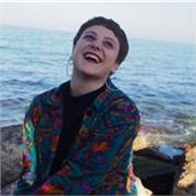 Laureata in Conservatorio, insegno canto (tecnica, teoria e repertorio) per tutti i livelli!