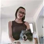 Professeur particulier donne cours de français aux élèves de primaire et début collège