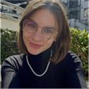 Studentessa di giurisprudenza impartisce lezioni in tutte le materie umanistiche per gli studenti delle medie e delle superiori