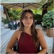 Studentessa universitaria, pronta per affiancarti durante i compiti (anche estivi)