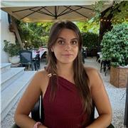 Studentessa universitaria, pronta per affiancarti durante i compiti (anche estivi)