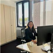 Deutsch und Englisch Lehrerin die alle Altersgruppen und Leistungsniveaus unterrichtet