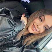 Soy una chica joven y simpática . Clases o ayuda a los papás para los más peques de la casa .