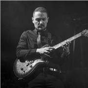 Insegnante di chitarra elettrica, teoria, armonia e solfeggio. Metodo serio e personalizzato