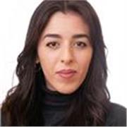 Docente di scienze naturali impartisce lezioni di chimica e biologia per studenti di liceo e istituti tecnici