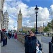 Profesora de español imparte clases a jóvenes adultos particulares