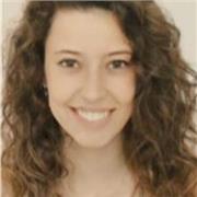 Profesora que imparte todas las materias a los niños