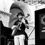 Laureato in chitarra Jazz e con esperienza sul campo,offre lezioni di chitarra moderna multistile e classica per tutti i livelli