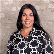 Tengo una carrera en International Management and Business, el TELF certificado y he enseñado español por más de 10 años.