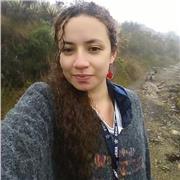 Profesora de Ciencias Naturales imparte clases a Niños de todas las edades