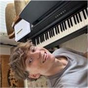 Soy Antonio, y tras 10 años de formación profesional en el conservatorio de Ceuta, entiendo el piano como algo más que 🎹!