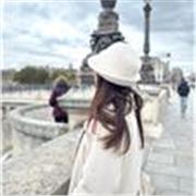 Chinesisch ist die Muttersprache, und Online-Kurse werden angeboten. Ein Mandarin-Sprachzertifikat der Stufe 2 kann erworben werde