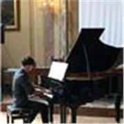 Ho 5 anni di esperienza a livello pianistico. Ho già avuto esperienze come insegnante. Sono un ragazzo molto paziente