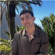 Simpático, paciente, empático, comprometido, con capacidad de escuchar y comunicar