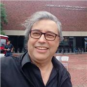 Profesor de Oratoria y Comunicación. Años de experiencia en dirección de medios