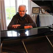 I'm a composer, pianist and ethnomusicologist. I have taught young children, adults, conservatoire and university students.
