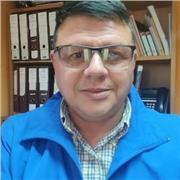 Sociólogo, profesor de historia y ciencias sociales y acuicultor