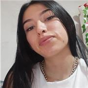 profesora de niños que estan en la escuela con todo lo que tiene que ver en matemáticas, geometría, química y física