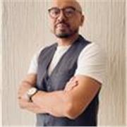 Experto en diseño conversacional. Mi misión es convertir la complejidad tecnológica en interfaces humanas, ágiles y rentables