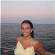 Soy amable, paciente y respetuosa. Soy estudiante pero me gustaría enseñar español a personas que lo necesiten 