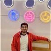 Maestro de inglés con experiencia en clases presenciales y en línea para niños y adolescentes