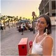 Me defino como una persona con don de gentes. Me gusta enseñar y comunicarme con personas de distintas culturas.