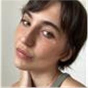 laureata in psicologia da lezioni a studenti delle elementari, medie e superiori di italiano