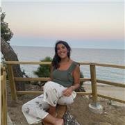 Chica joven estudiante universitaria con ganas de ayudar a otros estudiantes en las dificultades que puedan presentar en el estudi