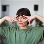 Professeure d'art et de design engagée pour éveiller le regard et la créativité