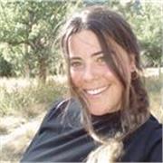 Profesora de español que imparte clases a extranjeros para mejorar el idioma de manera divertida
