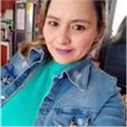 Profesor de español imparte clases a niños de todas las edades