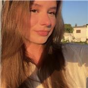 Englisch-Tutorin, die von der Grundschule bis zur 10. Klasse unterrichtet