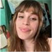 Profesora de piano, canto, teoría musical, cine e inglés, apta para todas las edades y niveles. 