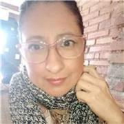 Maestra que guía y apoya a niños con diferentes dificultades para aprender.