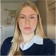 Estudio bachillerato y manejo fluidamente el inglés. He tenido la oportunidad de comunicarme solamente en inglés en distintos voluntariados por Europa