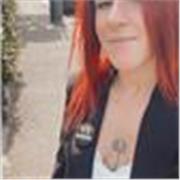 Ragazza diplomata, aiuto ì ragazza a fare i compiti estivi e imparare metodi strategici per imparare la matematica