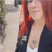 Ragazza diplomata, aiuto ì ragazza a fare i compiti estivi e imparare metodi strategici per imparare la matematica