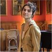 Profesora de filosofía apta para todas las edades y niveles.