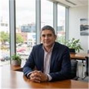 Profesor de administración con amplia experiencia profesional
