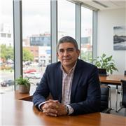 Profesor de administración con amplia experiencia profesional