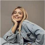 Friendly and outgoing native English and French teacher with 6 years experience, doing exclusively one-to-one online lessons.