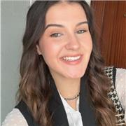 Chica perseverante y trabajadora da clases para niños