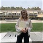Studentessa universitaria laureata in lingue impartisce lezioni di inglese, spagnolo, tedesco, italiano e letterature straniere