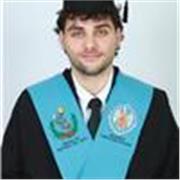 Titulado en Bachillerato con Matrícula de Honor y graduado en Historia del Arte por la Universidad Complutense de Madrid
