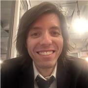 Insegnante di italiano storia anatomia e diritto impartisce lezioni a studenti di scuola media e liceo