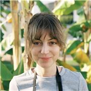 Técnica superior en Imagen Audiovisual con años de experiencia en el sector, da clases de fotografía y vídeo para eventos musicales, fotografía intimista y social
