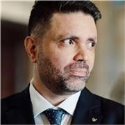 Docente abilitato impartisce lezioni di italiano a lavoratori stranieri in Italia